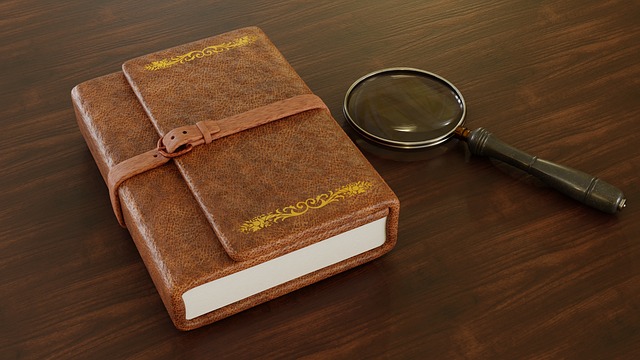 L’immagine mostra un libro rilegato in pelle appoggiato su un tavolo di legno, accanto a una lente d’ingrandimento. L’oggetto richiama l’attività di studio e analisi delle fonti. Nel contesto del progetto espositivo, l’immagine rappresenta la base teorica e documentaria del percorso: una ricerca storica fondata su fonti, saggi e approfondimenti che sostengono la costruzione dei pannelli illustrativi.